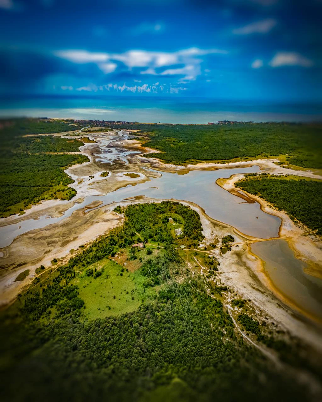 Vista aérea da restinga e dos manguezais no entorno do Núcleo Salgado
