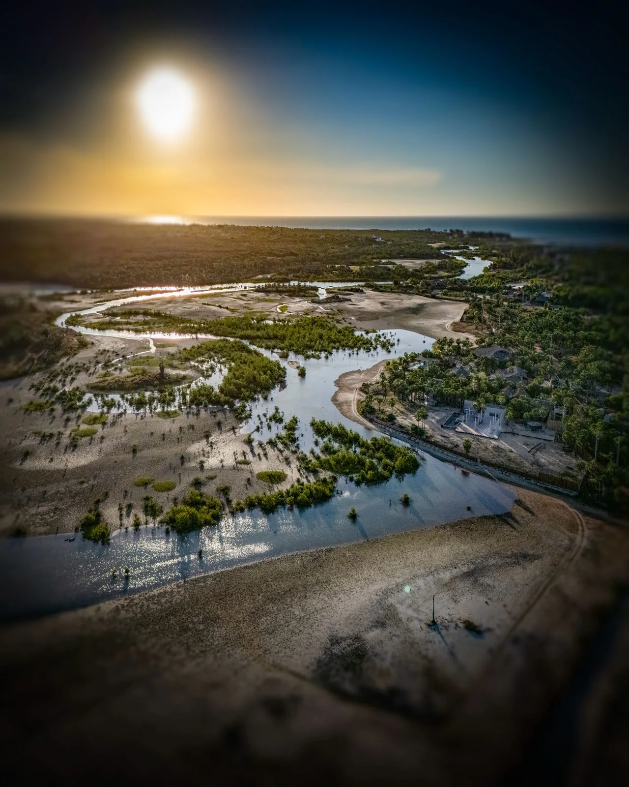 Vista aérea dos canais costeiros ao pôr do sol