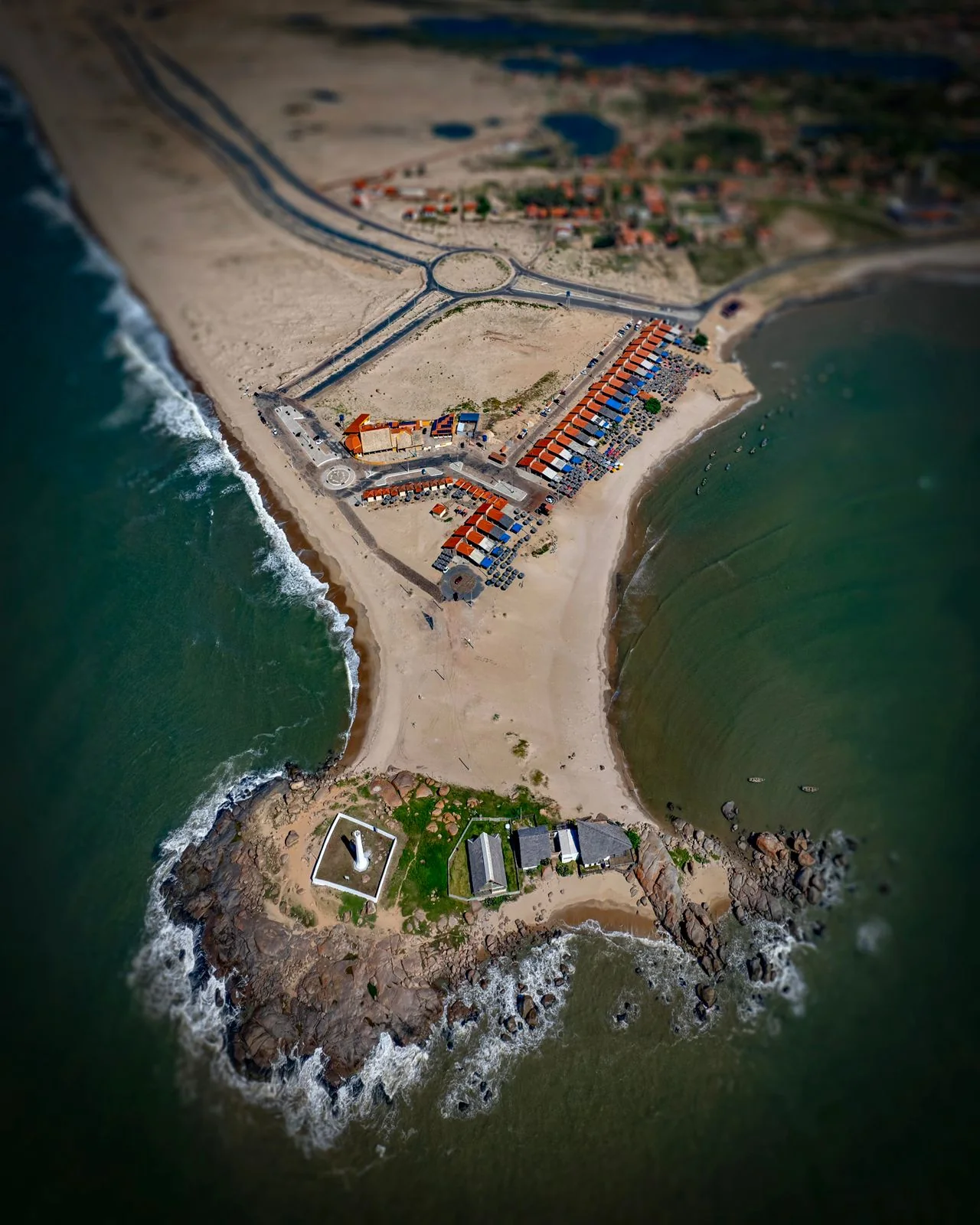 Vista aérea da península entre o mar e os canais