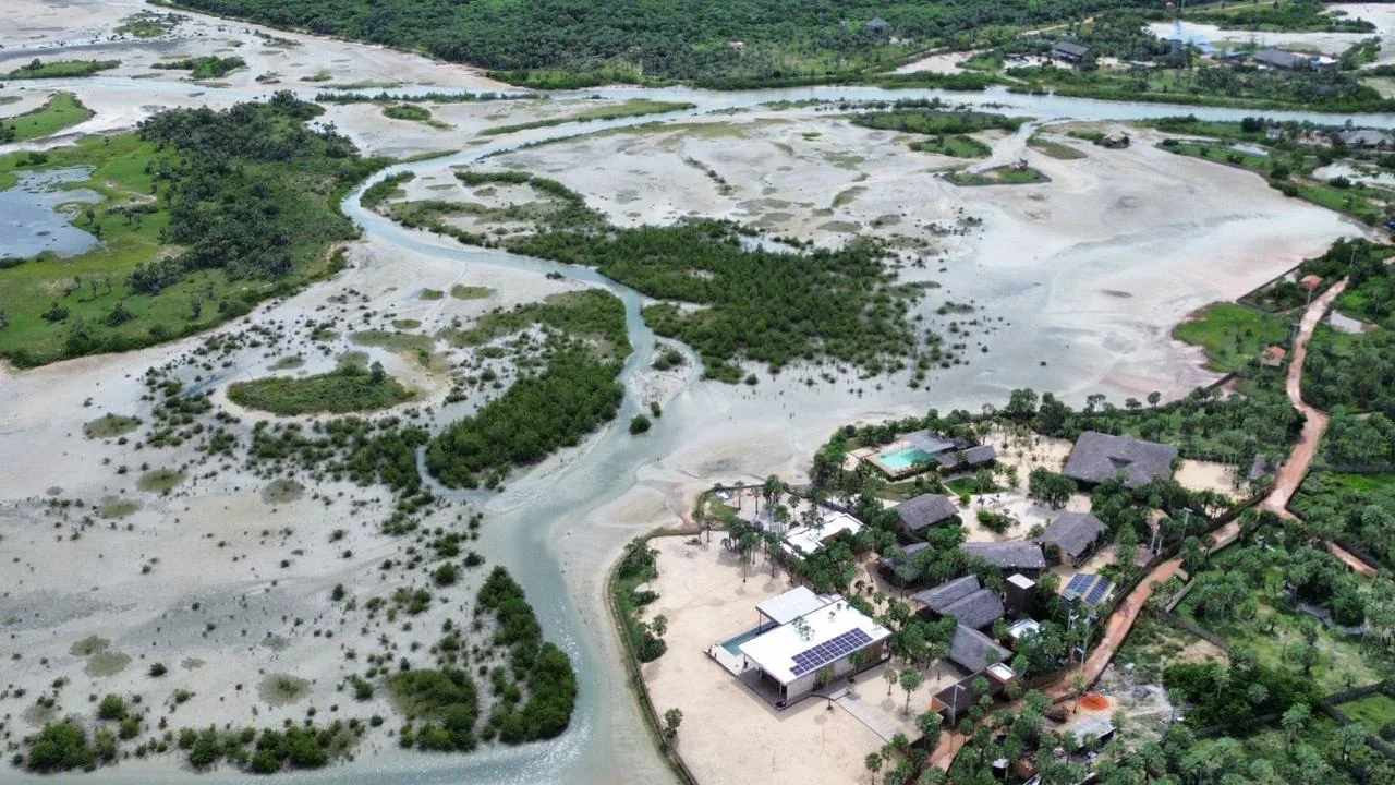 Vista aérea da hospedaria entre canais e vegetação
