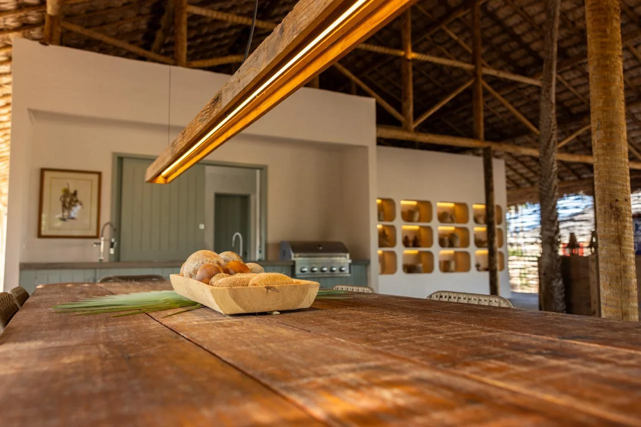 Mesa de madeira na sala aberta da hospedaria