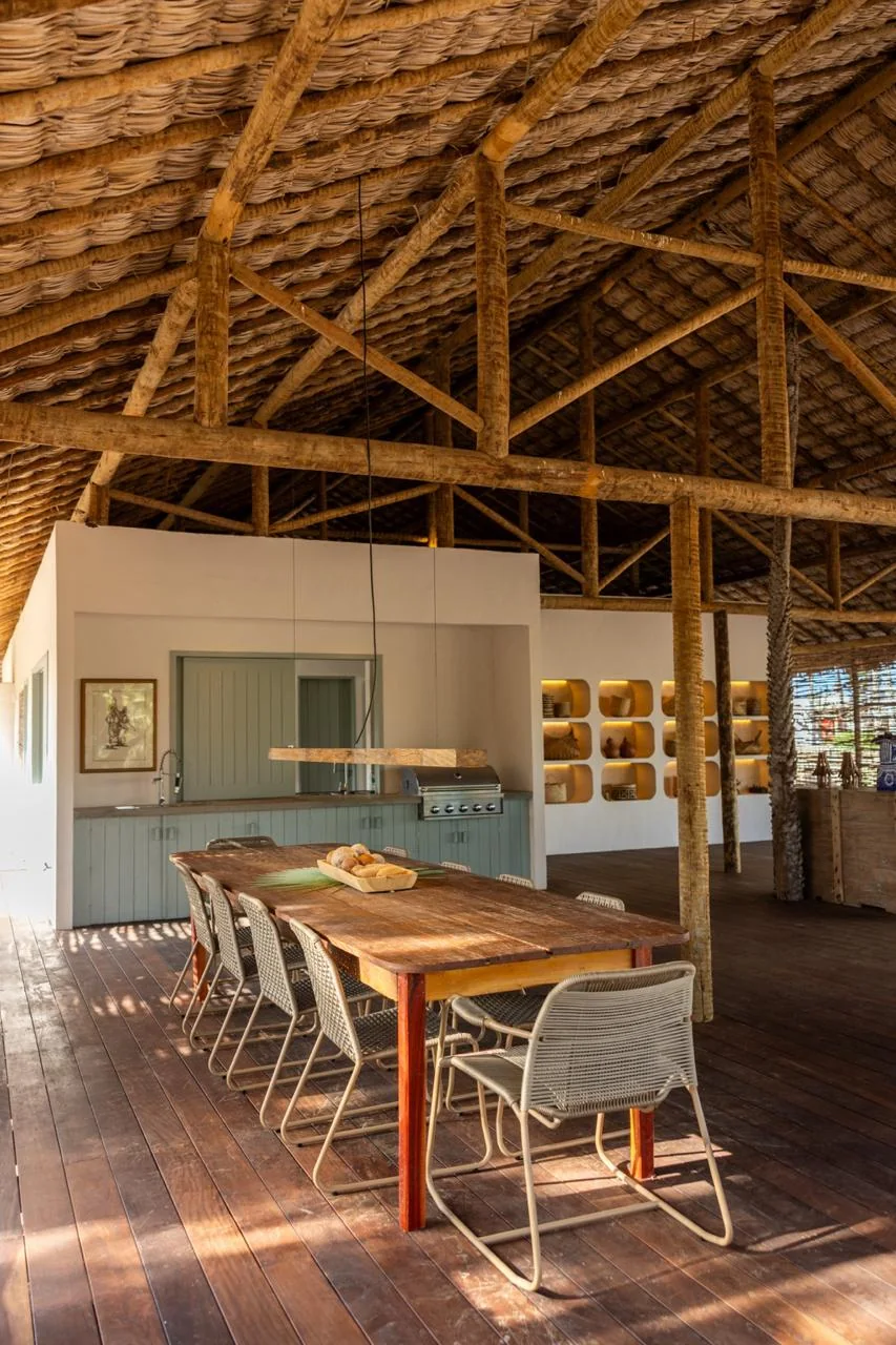 Cozinha e mesa de refeições em estrutura aberta