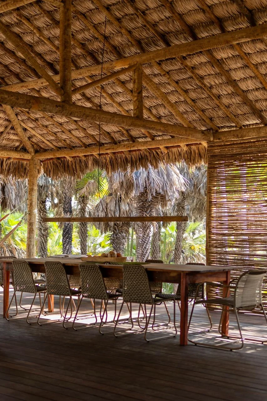 Pavilhão de refeições cercado pela vegetação