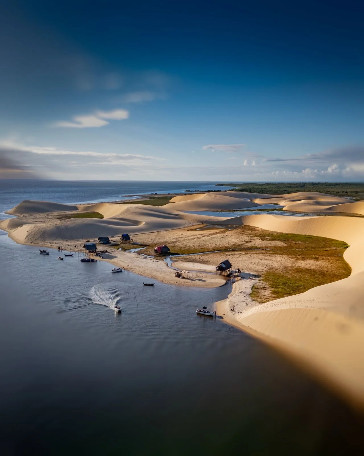 Vista aérea das dunas e águas do Delta do Parnaíba