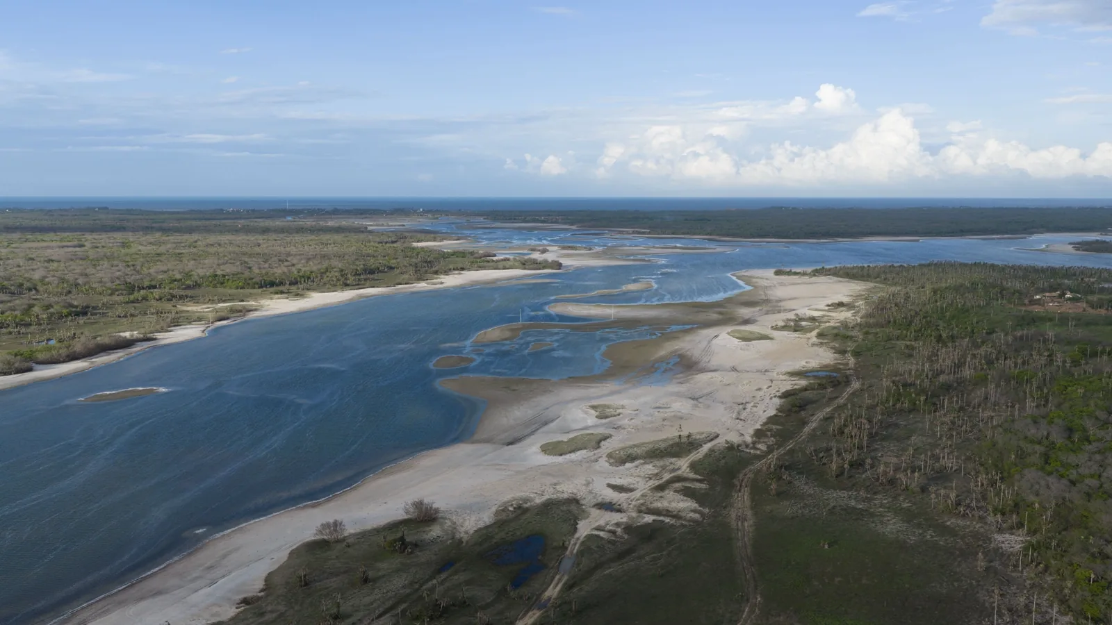 Lagoa do Salgado vista a partir da vegetação da fazenda
